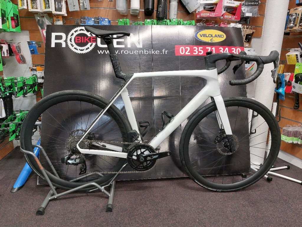 Vélo route course Trek Madone SL6 Rival AXS