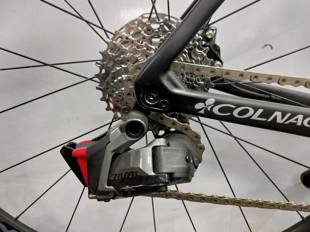 Vélo de route course Colnago V3 noir et rouge