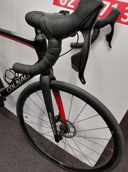 Vélo de route course Colnago V3 noir et rouge